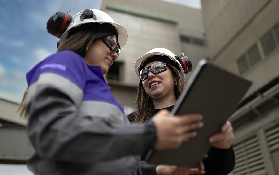 Trabajadores en planta industrial